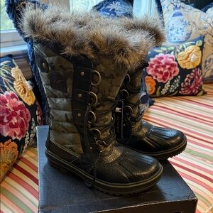 SOREL TOFINO II Camo Print Boots with Faux Brown Fur US SIZE 6.5 (NEW)